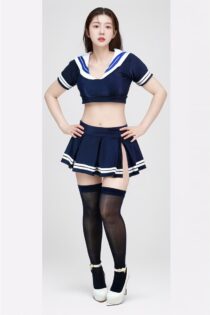 Disfraz estilo Sucker Punch con blusa marinera, minifalda tableada y medias – Inspiración guerrera y sensual al estilo a